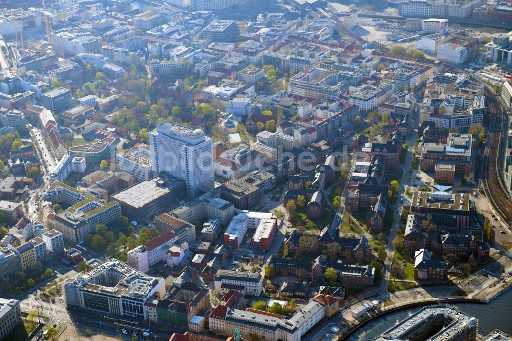 Berlin von oben - Universitätsklinikum Campus Charité – Universitätsmedizin Berlin im Ortsteil Mitte in Berlin