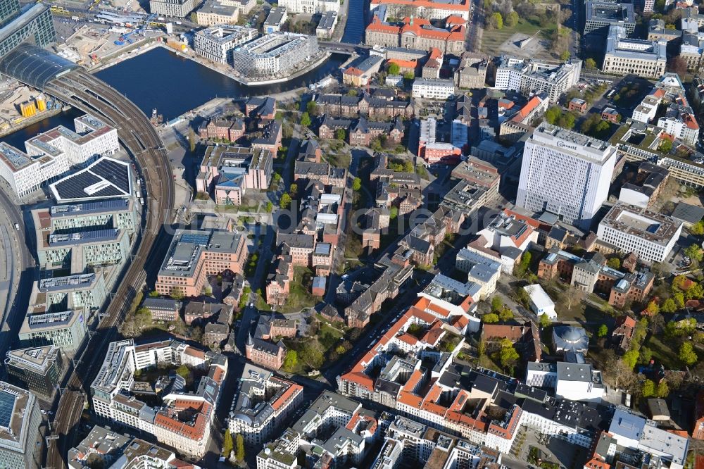 Berlin aus der Vogelperspektive: Universitätsklinikum Campus Charité – Universitätsmedizin Berlin im Ortsteil Mitte in Berlin