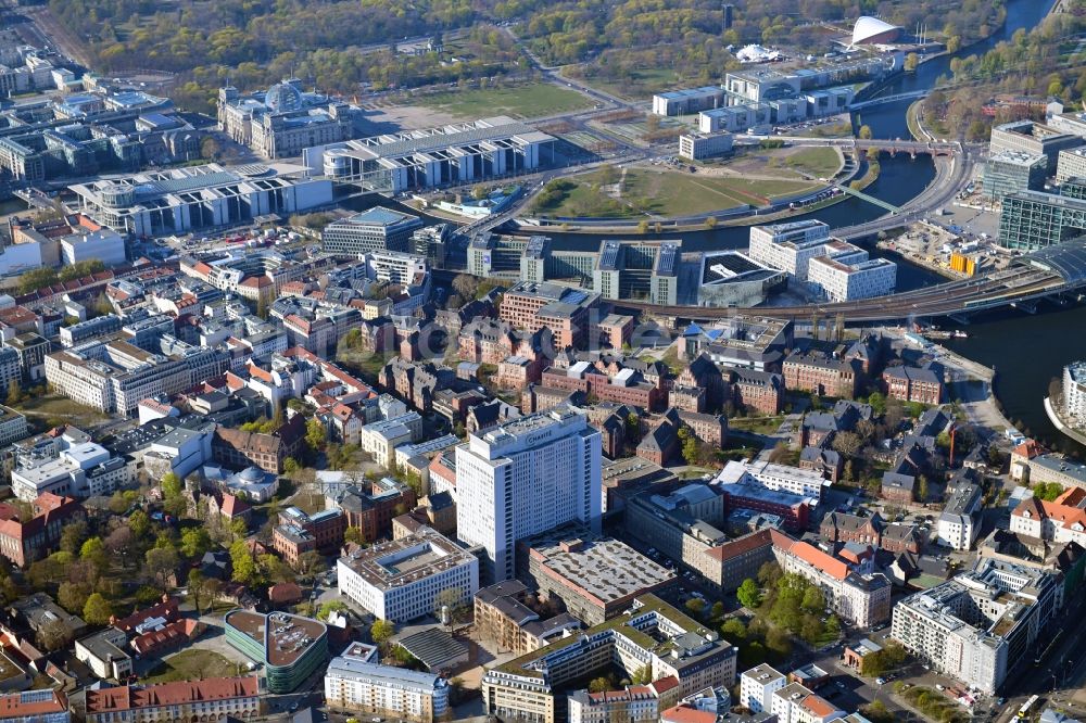 Luftaufnahme Berlin - Universitätsklinikum Campus Charité – Universitätsmedizin Berlin im Ortsteil Mitte in Berlin