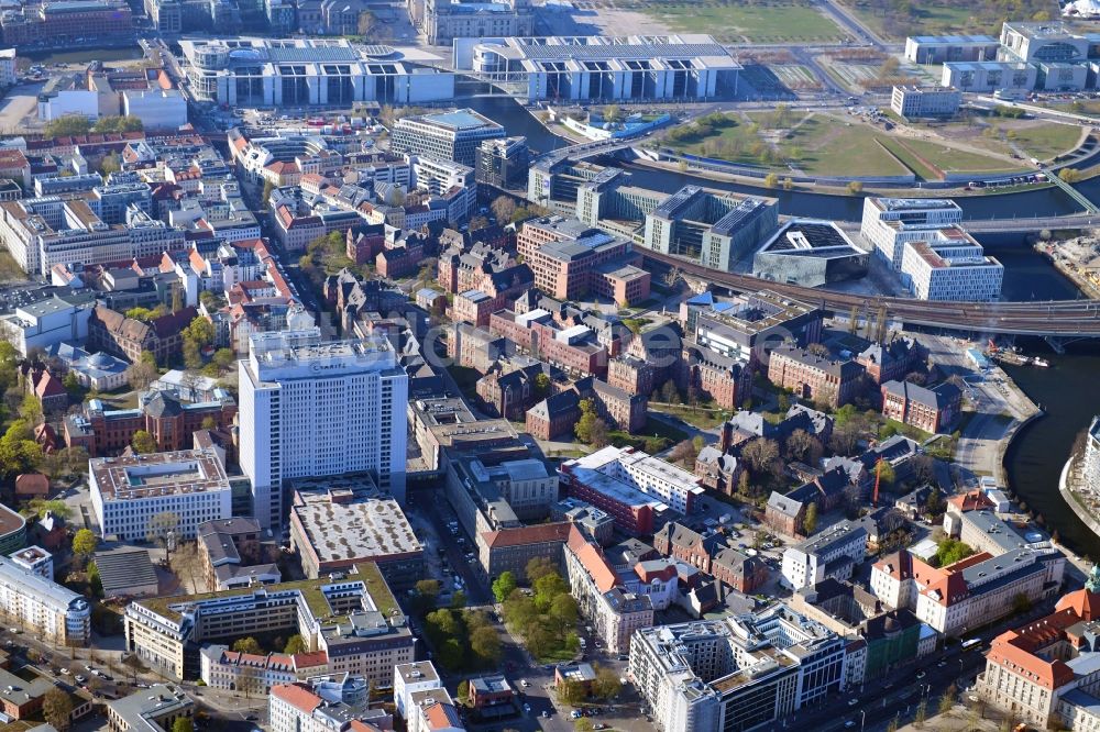 Berlin von oben - Universitätsklinikum Campus Charité – Universitätsmedizin Berlin im Ortsteil Mitte in Berlin