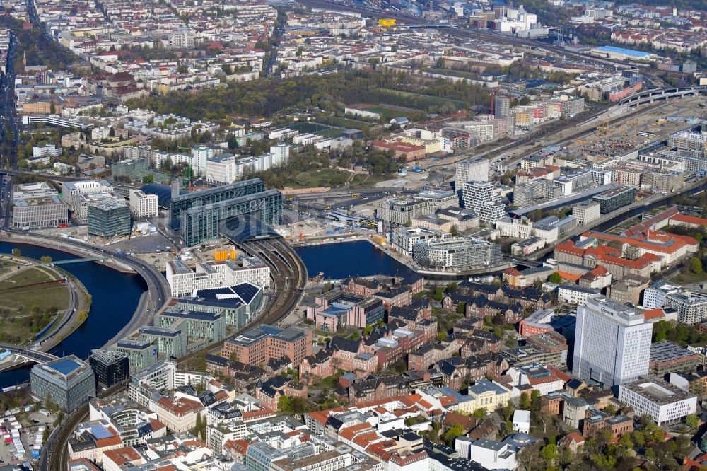 Luftaufnahme Berlin - Universitätsklinikum Campus Charité – Universitätsmedizin Berlin im Ortsteil Mitte in Berlin