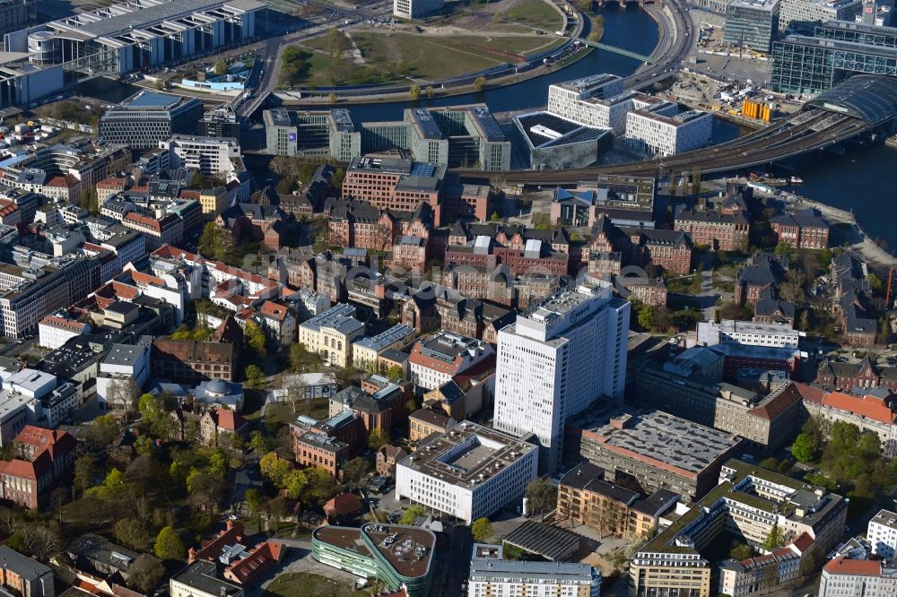 Berlin aus der Vogelperspektive: Universitätsklinikum Campus Charité – Universitätsmedizin Berlin im Ortsteil Mitte in Berlin