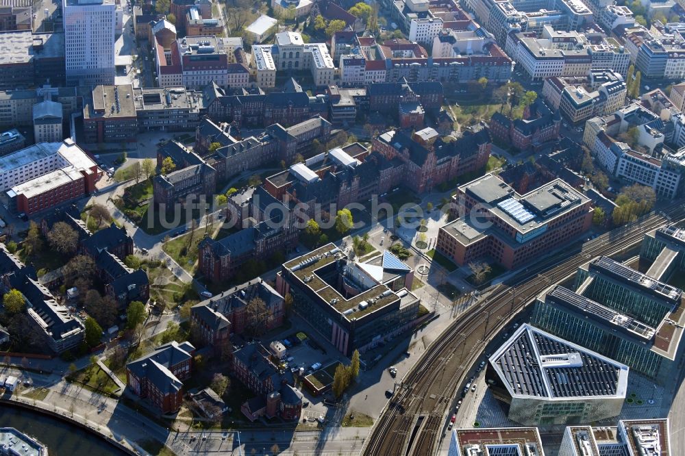 Luftaufnahme Berlin - Universitätsklinikum Campus Charité – Universitätsmedizin Berlin im Ortsteil Mitte in Berlin