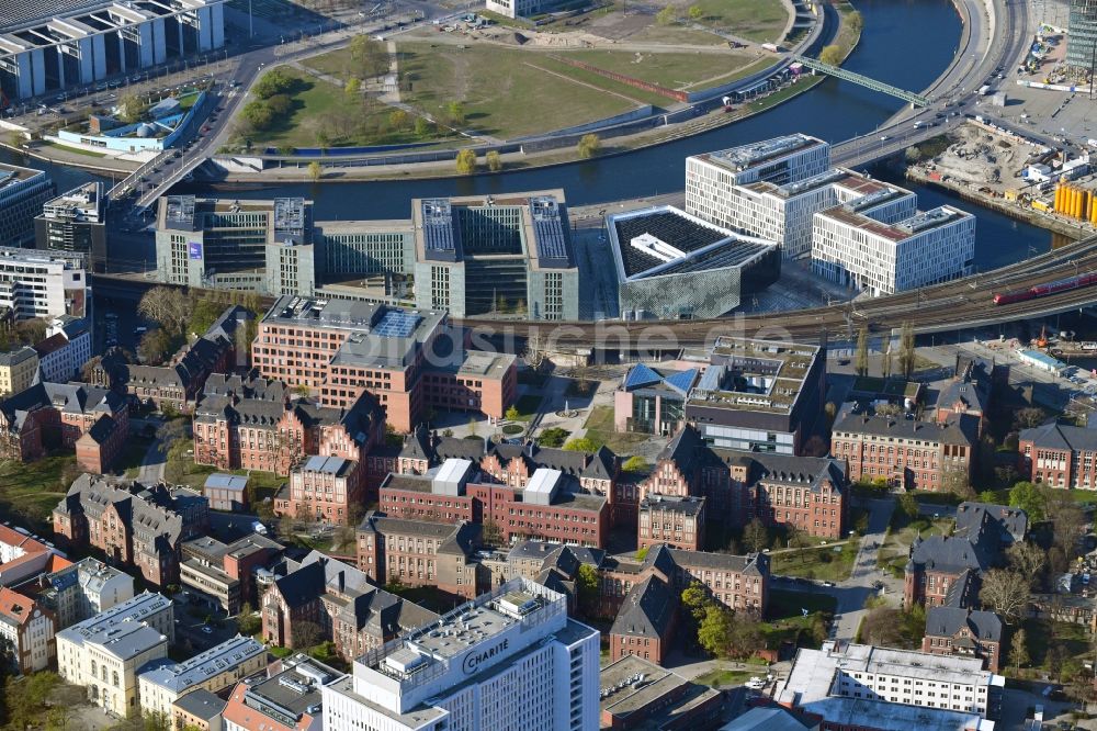 Berlin aus der Vogelperspektive: Universitätsklinikum Campus Charité – Universitätsmedizin Berlin im Ortsteil Mitte in Berlin