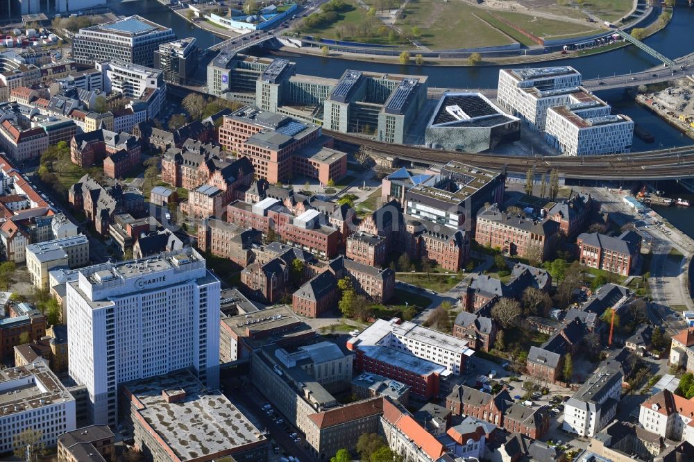 Luftbild Berlin - Universitätsklinikum Campus Charité – Universitätsmedizin Berlin im Ortsteil Mitte in Berlin