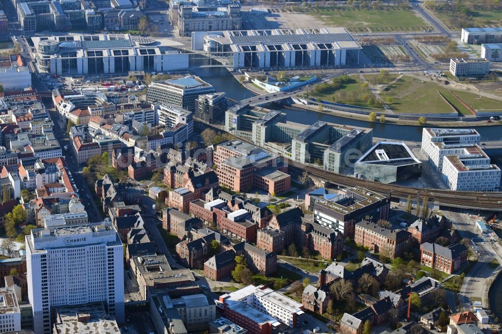 Luftaufnahme Berlin - Universitätsklinikum Campus Charité – Universitätsmedizin Berlin im Ortsteil Mitte in Berlin