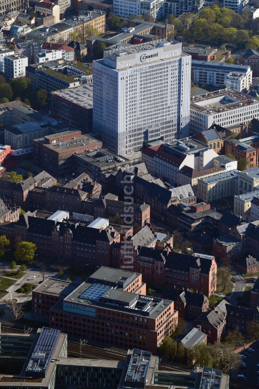 Berlin von oben - Universitätsklinikum Campus Charité – Universitätsmedizin Berlin im Ortsteil Mitte in Berlin