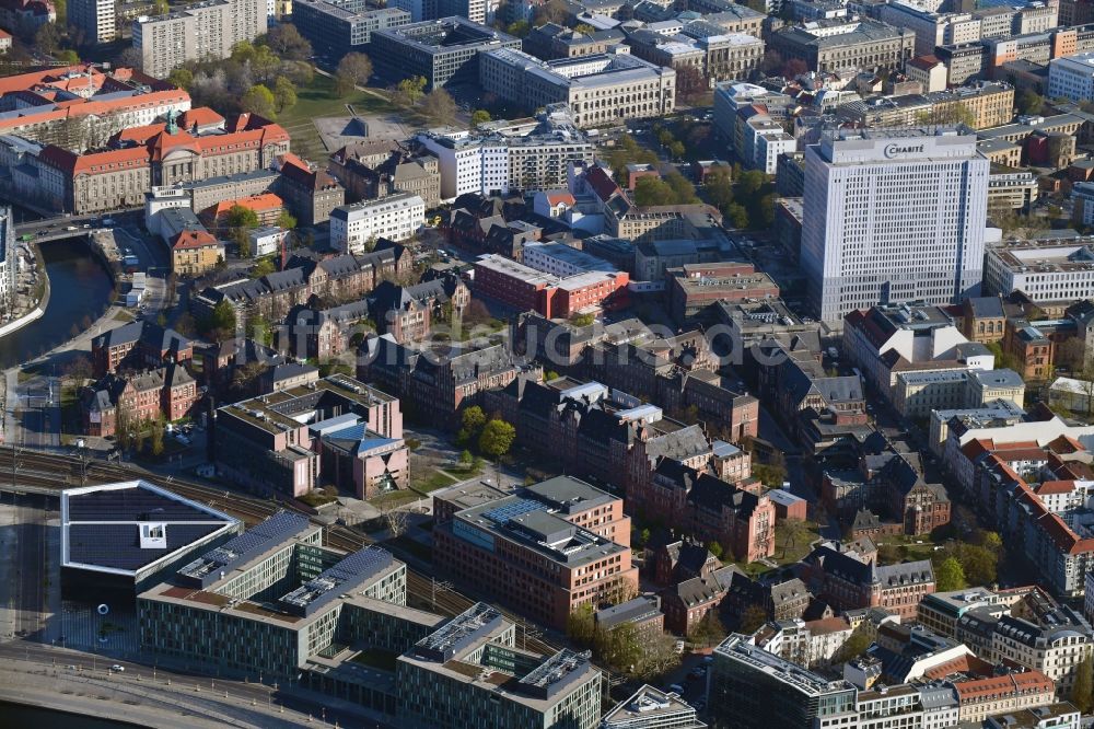 Berlin aus der Vogelperspektive: Universitätsklinikum Campus Charité – Universitätsmedizin Berlin im Ortsteil Mitte in Berlin