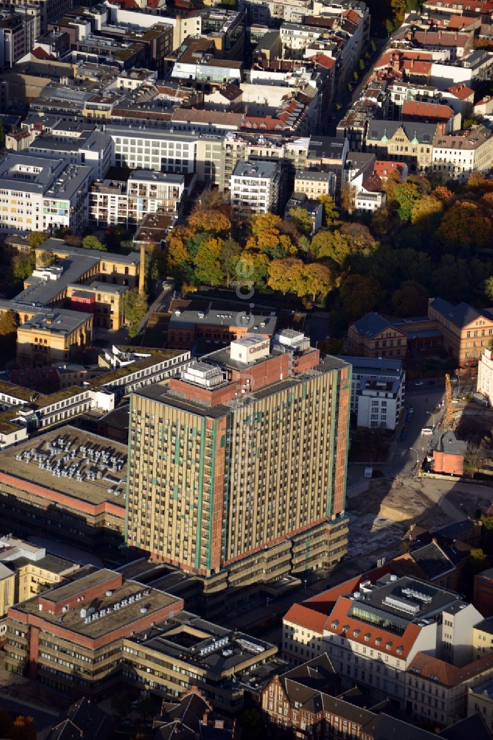 Berlin von oben - Universitätsklinikum Campus Charite Mitte ( CCM ) im Ortsteil Moabit in Berlin