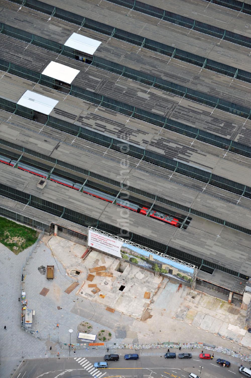 Luftaufnahme Stuttgart - unter Baustopp stehende Abrißbaustelle am Stuttgarter Hauptbahnhof