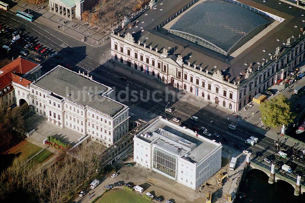 Luftaufnahme Berlin - Unter den Linden Zeughaus schräg gegenüber Kommandantenhaus der Bertelsmann-Stiftung Unter den Linden 3