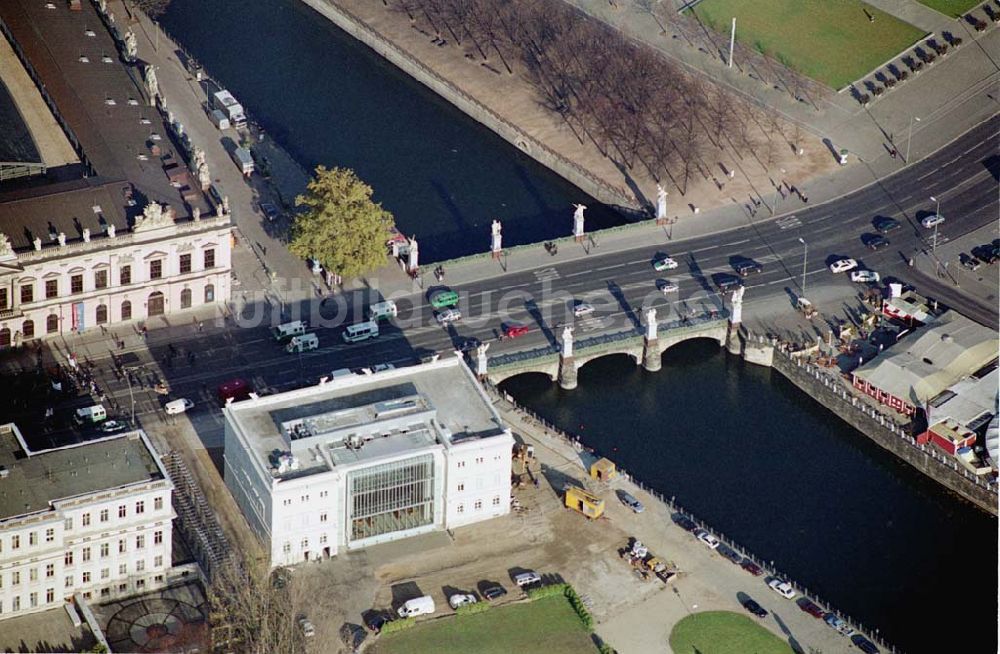 Berlin aus der Vogelperspektive: Unter den Linden Zeughaus schräg gegenüber Kommandantenhaus der Bertelsmann-Stiftung Unter den Linden 3