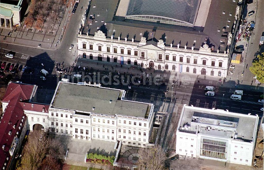 Berlin von oben - Unter den Linden Zeughaus schräg gegenüber Kommandantenhaus der Bertelsmann-Stiftung Unter den Linden 3