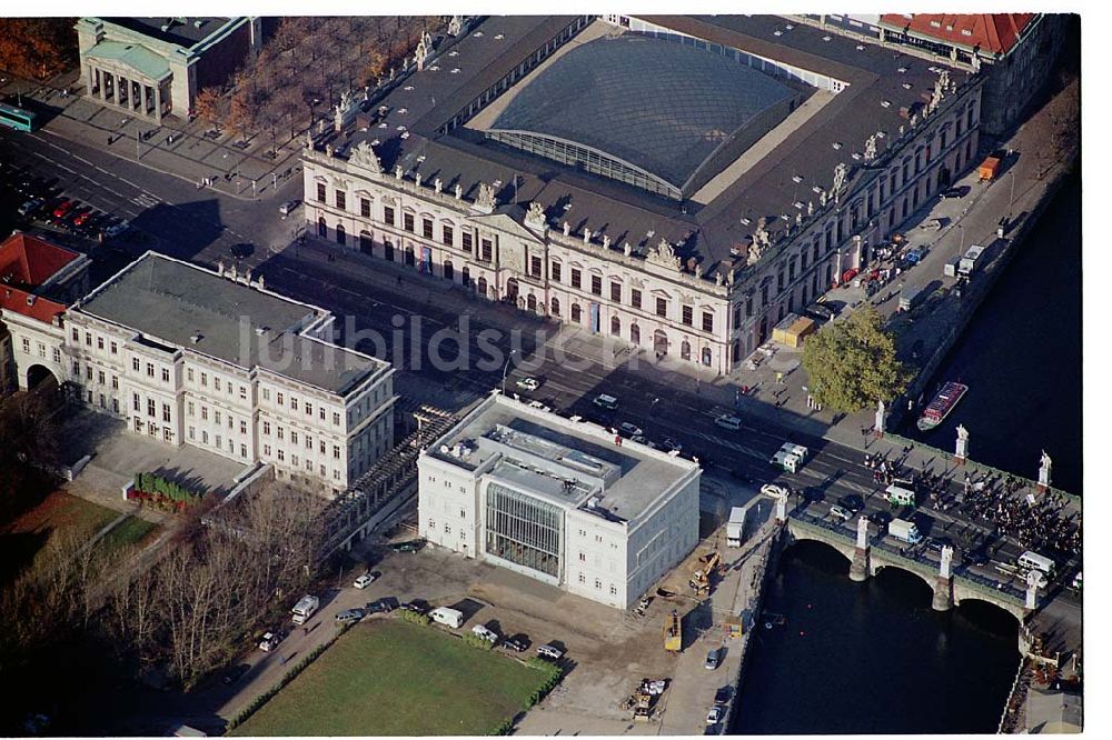 Luftbild Berlin - Unter den Linden Zeughaus schräg gegenüber Kommandantenhaus der Bertelsmann-Stiftung Unter den Linden 3