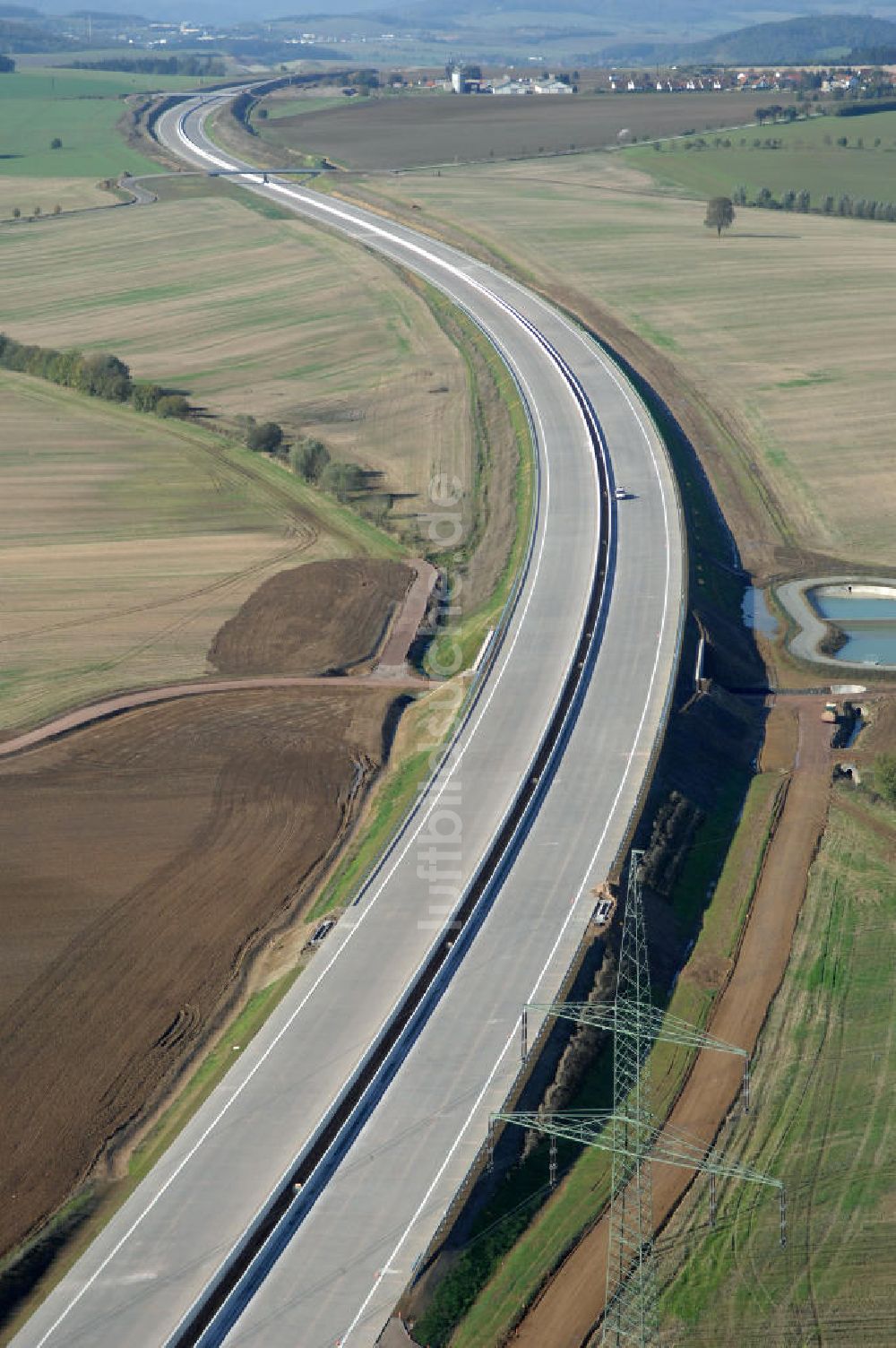 Hötzelsroda aus der Vogelperspektive: Unterführung der A4 mit Regenrückhaltebecken östlich von Hötzelsroda