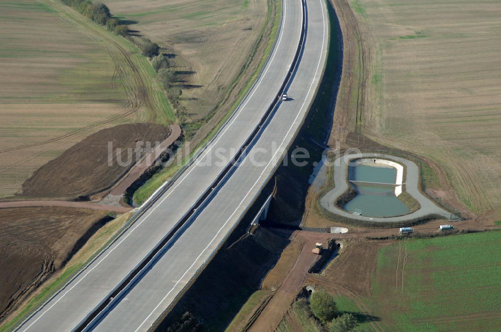 Luftbild Hötzelsroda - Unterführung der A4 mit Regenrückhaltebecken östlich von Hötzelsroda