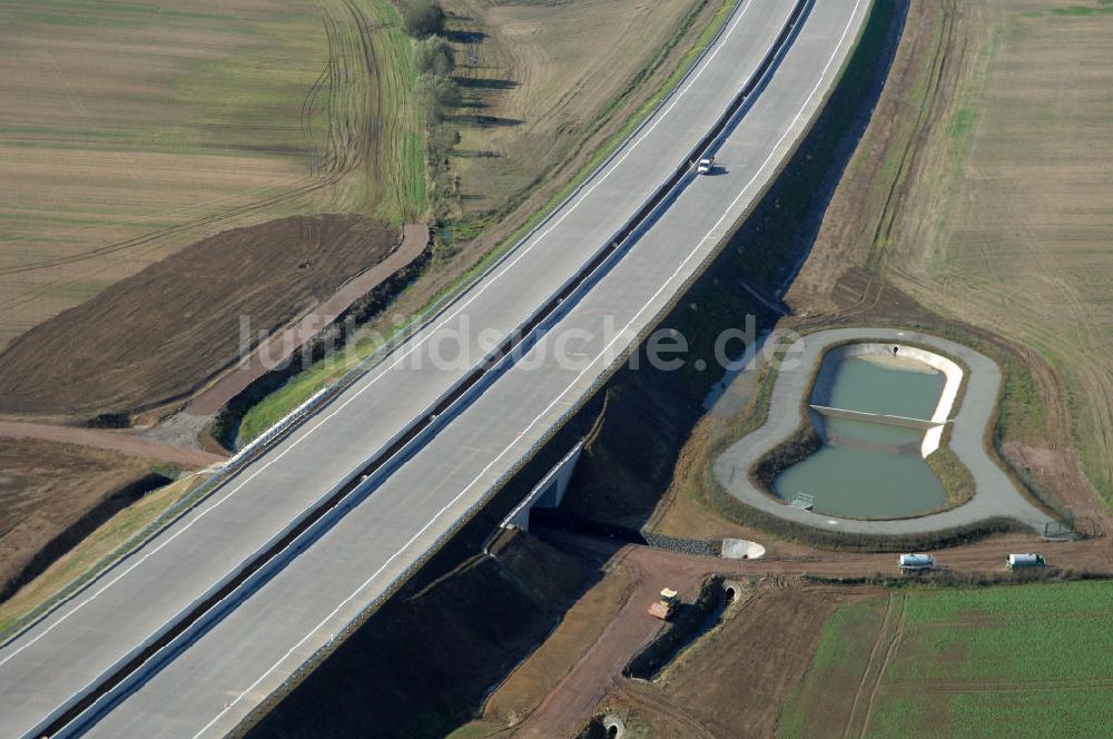 Luftaufnahme Hötzelsroda - Unterführung der A4 mit Regenrückhaltebecken östlich von Hötzelsroda