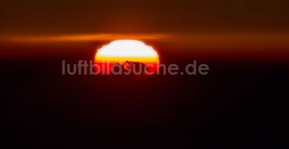 Meschede aus der Vogelperspektive: Untergehende Sonne über Meschede im Bundesland Hessen