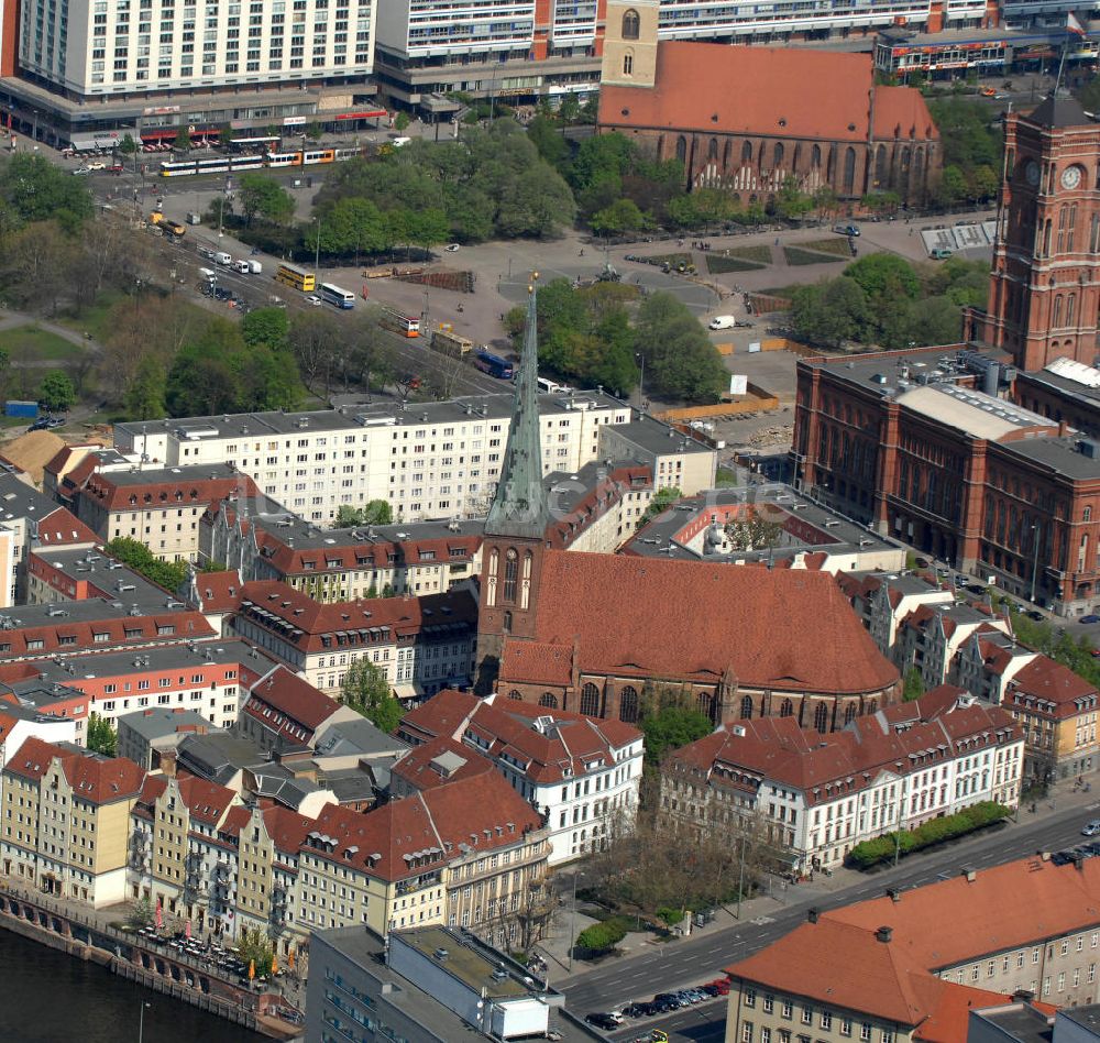 Berlin von oben - Unterirdischer Parkhausneubau am Alex in Berlin - Mitte