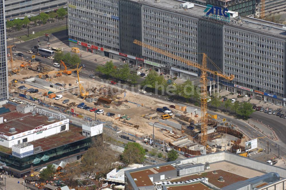 Luftaufnahme Berlin - Unterirdischer Parkhausneubau am Alex in Berlin- Mitte