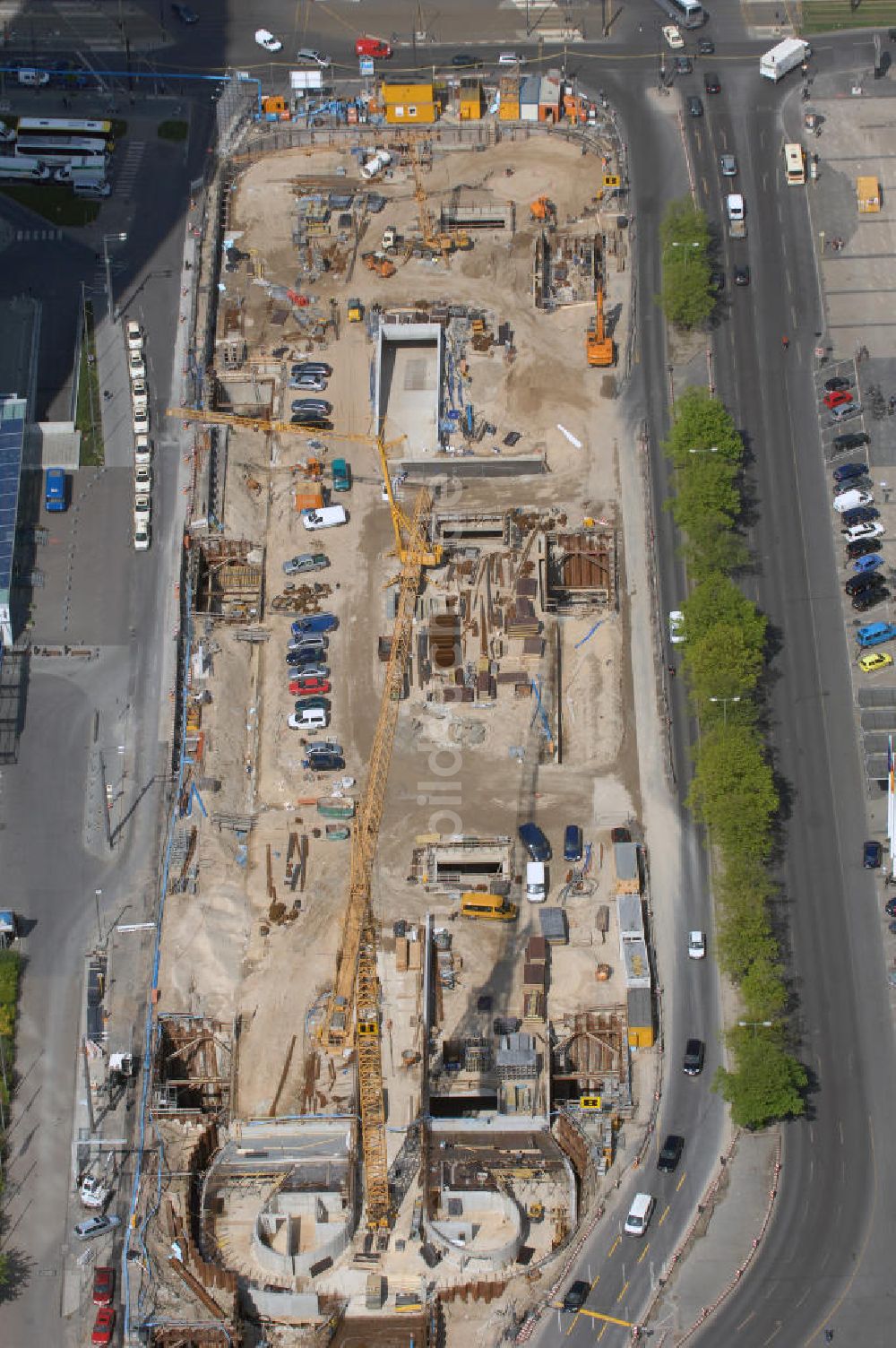 Luftaufnahme Berlin - Unterirdischer Parkhausneubau am Alex in Berlin- Mitte