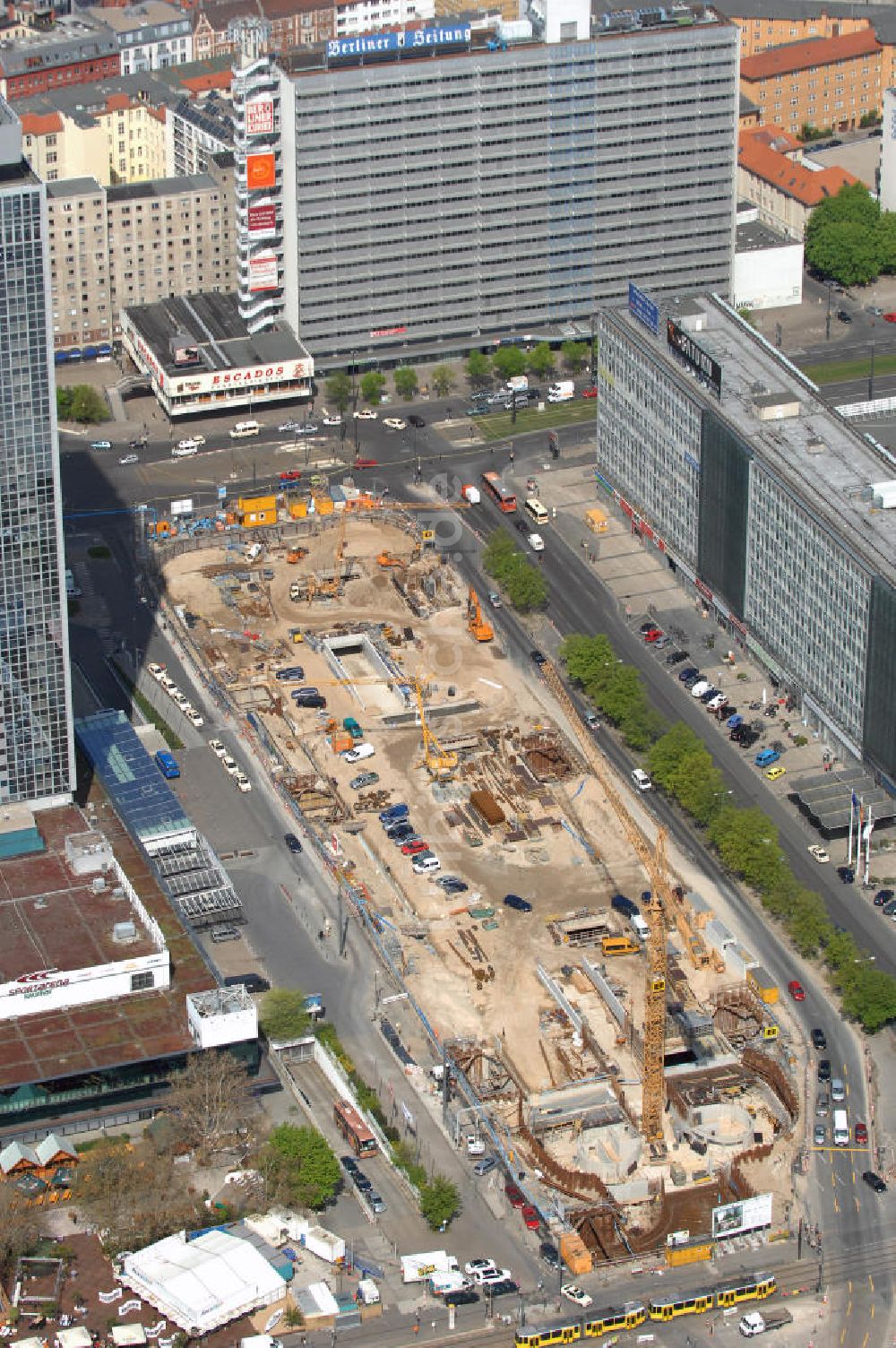 Berlin von oben - Unterirdischer Parkhausneubau am Alex in Berlin- Mitte