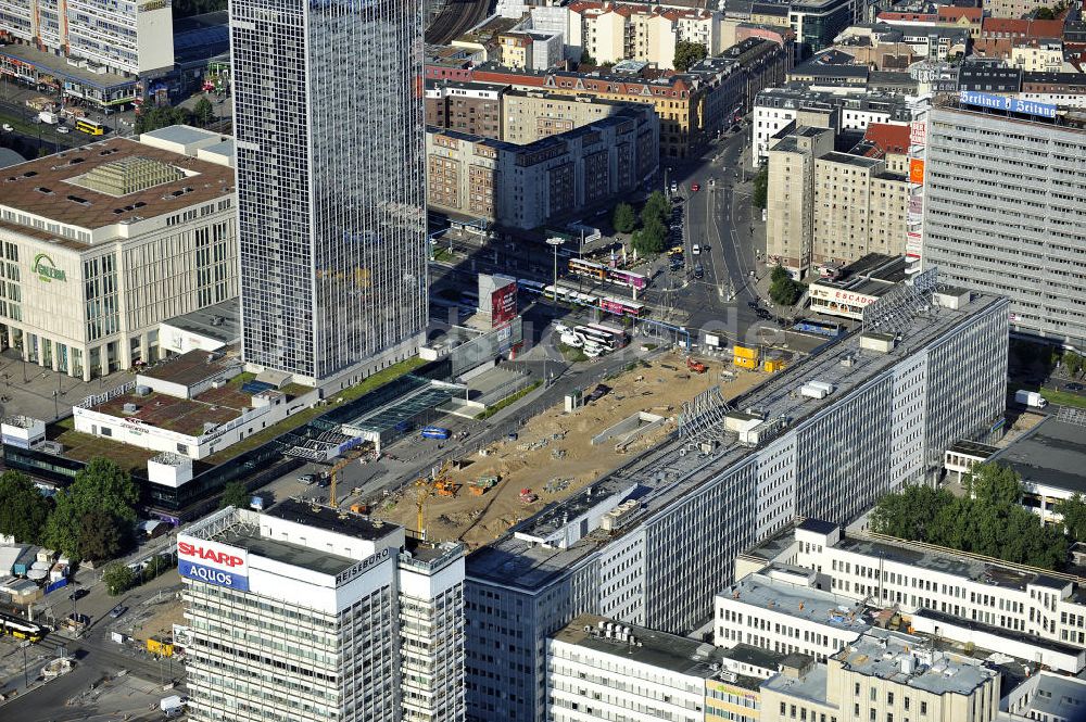 Luftaufnahme Berlin - Unterirdischer Parkhausneubau am Alex in Berlin- Mitte