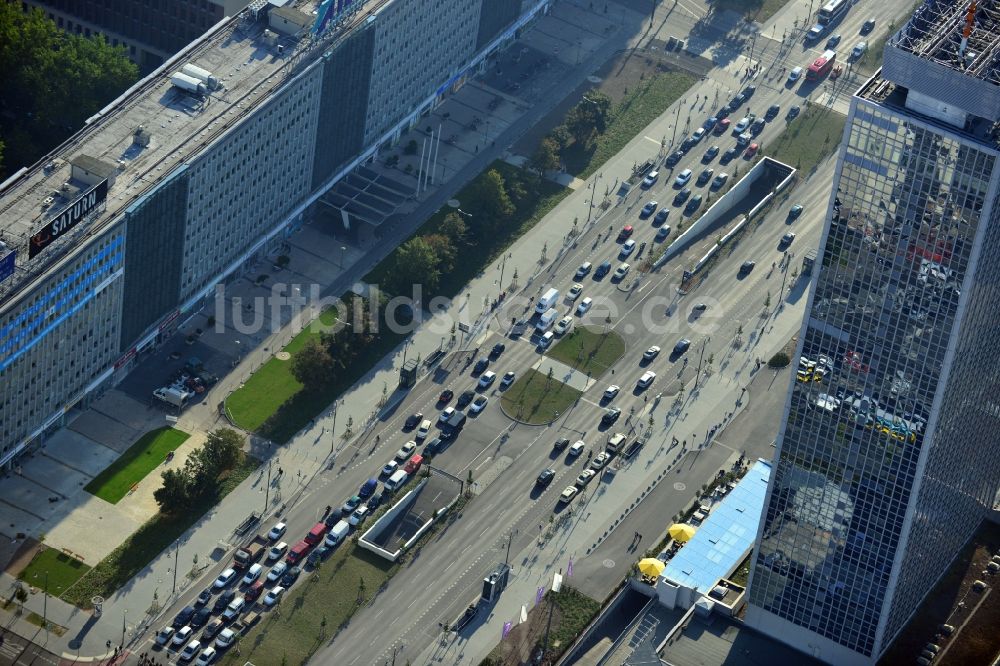 Berlin aus der Vogelperspektive: Unterirdisches Parkhaus in der Alexanderstraße gegenüber des Hotel- Hochhauses Park Inn in Berlin