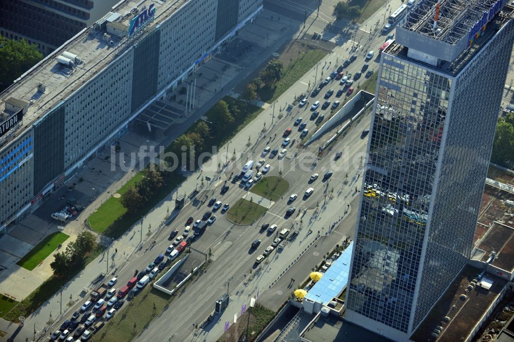 Luftbild Berlin - Unterirdisches Parkhaus in der Alexanderstraße gegenüber des Hotel- Hochhauses Park Inn in Berlin