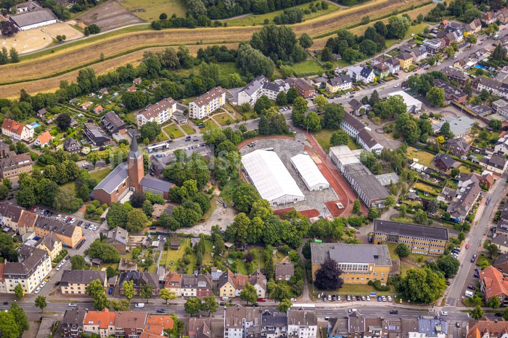 Luftbild Dorsten - Unterkünfte für Geflüchtete auf dem Sportplatz der Dietrich-Bonhoeffer-Schule in Dorsten im Bundesland Nordrhein-Westfalen, Deutschland