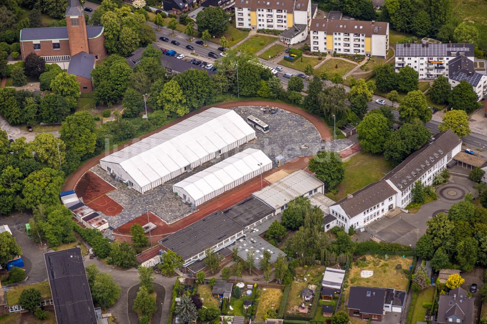 Dorsten von oben - Unterkünfte für Geflüchtete auf dem Sportplatz der Dietrich-Bonhoeffer-Schule in Dorsten im Bundesland Nordrhein-Westfalen, Deutschland