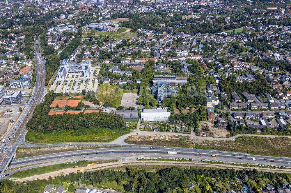 Bochum aus der Vogelperspektive: Unternehmen- Verwaltungsgebäude der ASS Athletic Sport Sponsoring GmbH und der Vonovia SE an der Philippstraße mit Blick auf den hiesigen Tennisplatz in Bochum im Bundesland Nordrhein-Westfalen, Deutschland