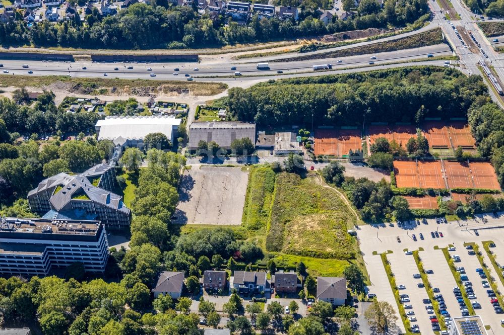 Luftaufnahme Bochum - Unternehmen- Verwaltungsgebäude der ASS Athletic Sport Sponsoring GmbH und der Vonovia SE an der Philippstraße mit Blick auf den hiesigen Tennisplatz in Bochum im Bundesland Nordrhein-Westfalen, Deutschland