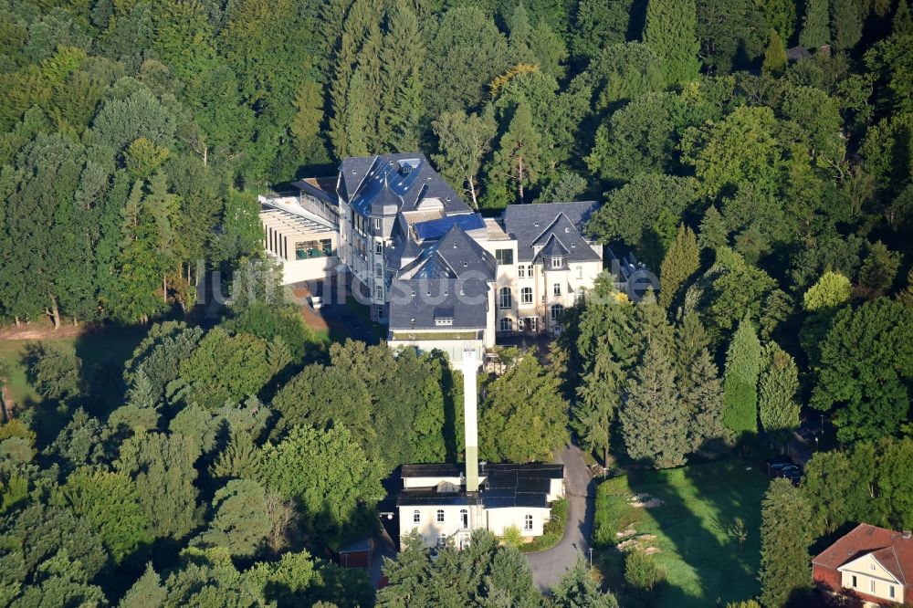 Melsungen aus der Vogelperspektive: Unternehmen- Verwaltungsgebäude der B. Braun Melsungen AG am Stadtwaldpark in Melsungen im Bundesland Hessen, Deutschland