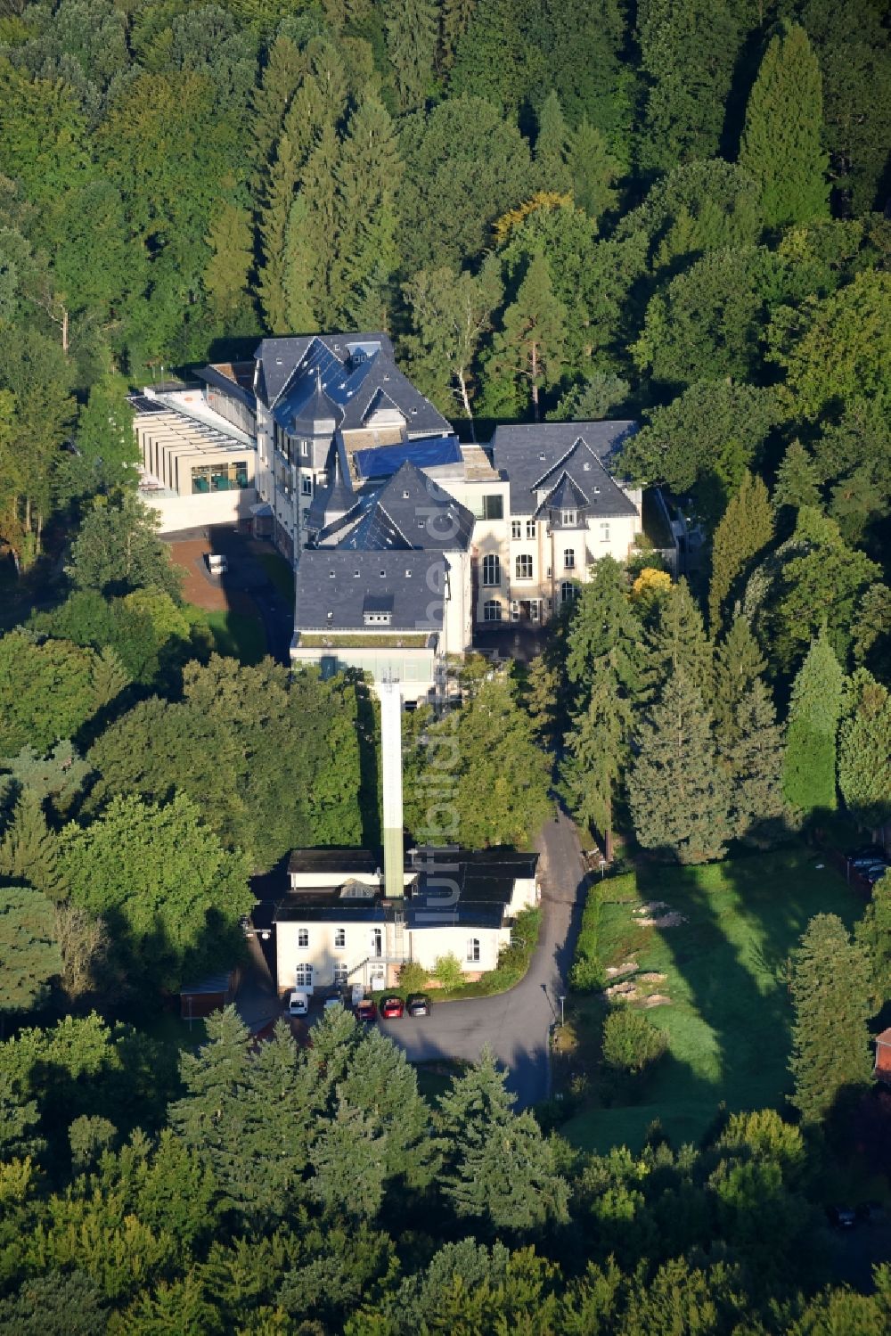 Luftbild Melsungen - Unternehmen- Verwaltungsgebäude der B. Braun Melsungen AG am Stadtwaldpark in Melsungen im Bundesland Hessen, Deutschland