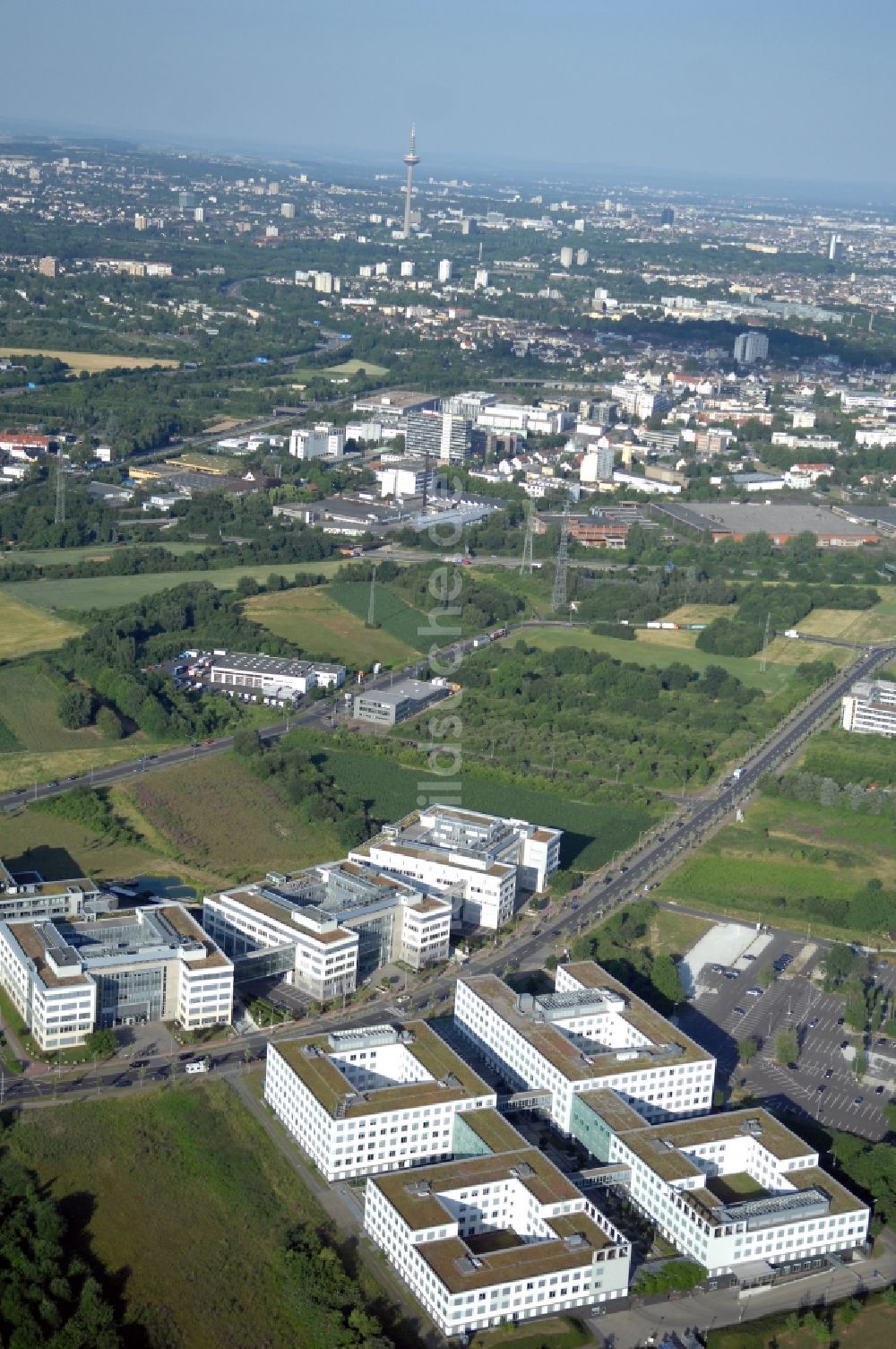 Frankfurt am Main aus der Vogelperspektive: Unternehmen- Verwaltungsgebäude des IBM Client Innovation Center Frankfurt am Main an der Wilhelm-Fay-Straße im Ortsteil Sossenheim in Frankfurt am Main im Bundesland Hessen, Deutschland