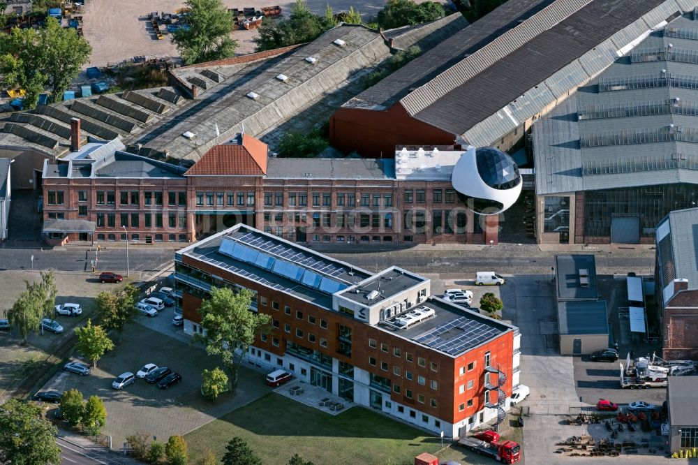 Luftbild Leipzig - Unternehmen- Verwaltungsgebäude der Kirow Ardelt GmbH und HeiterBlick GmbH mit Blick auf die Oscar Niemeyer Sphere an der Niemeyerstraße in Leipzig im Bundesland Sachsen, Deutschland