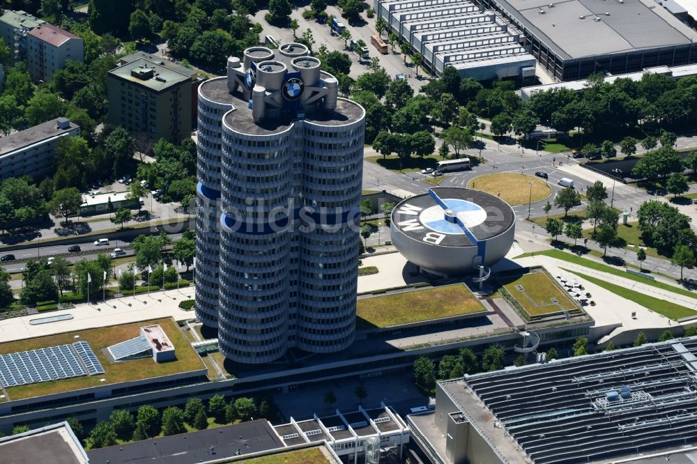 München aus der Vogelperspektive: Unternehmen- Verwaltungsgebäude Vierzylinder der BMW AG in München im Bundesland Bayern, Deutschland