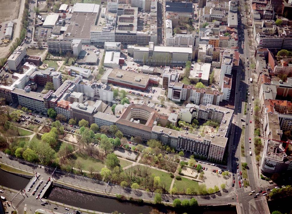 Berlin - Tiergarten aus der Vogelperspektive: Unternehmenssitz der Feuersozietät Öffentliche Leben Am Karlsbad 4-5 in 10785 Berlin - Tiergarten.