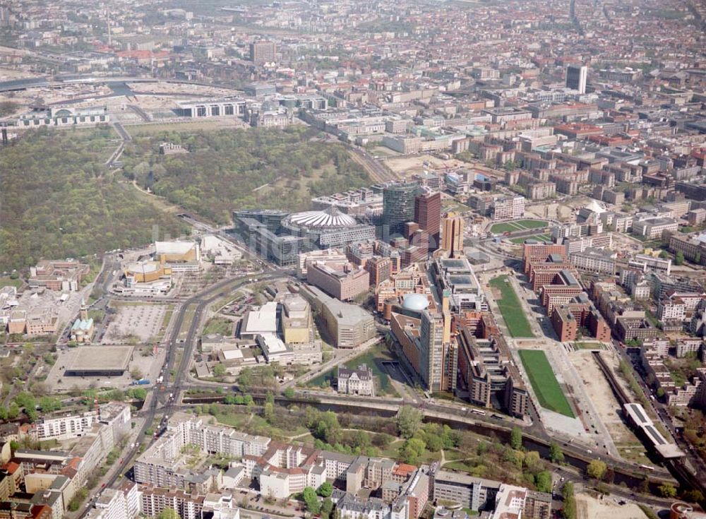 Berlin - Tiergarten aus der Vogelperspektive: Unternehmenssitz der Feuersozietät Öffentliche Leben Am Karlsbad 4-5 in 10785 Berlin - Tiergarten.