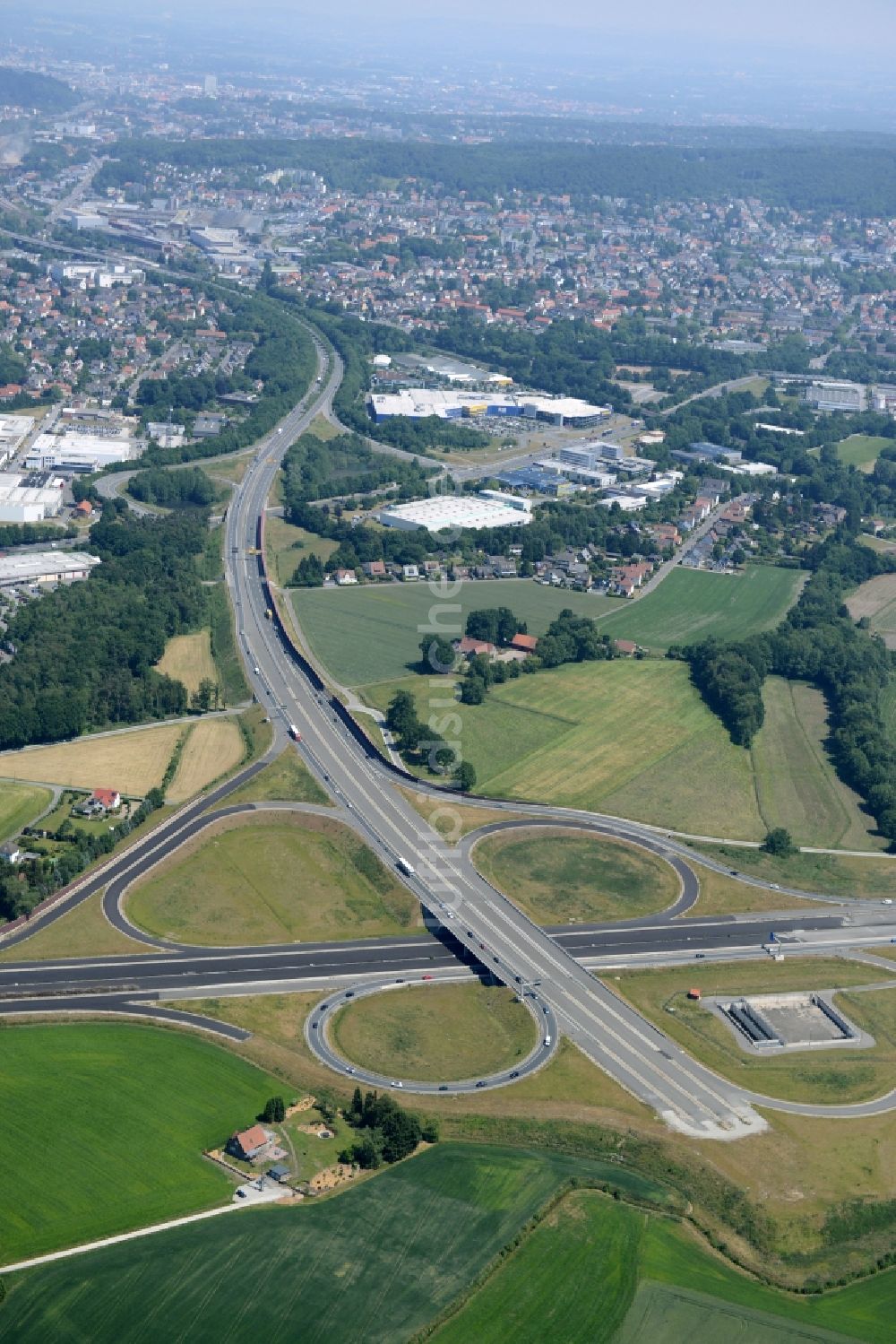 Bielefeld aus der Vogelperspektive: Unvollendete Autobahn- Abfahrt der BAB A33 an der Bundesstraße 61 in Bielefeld im Bundesland Nordrhein-Westfalen