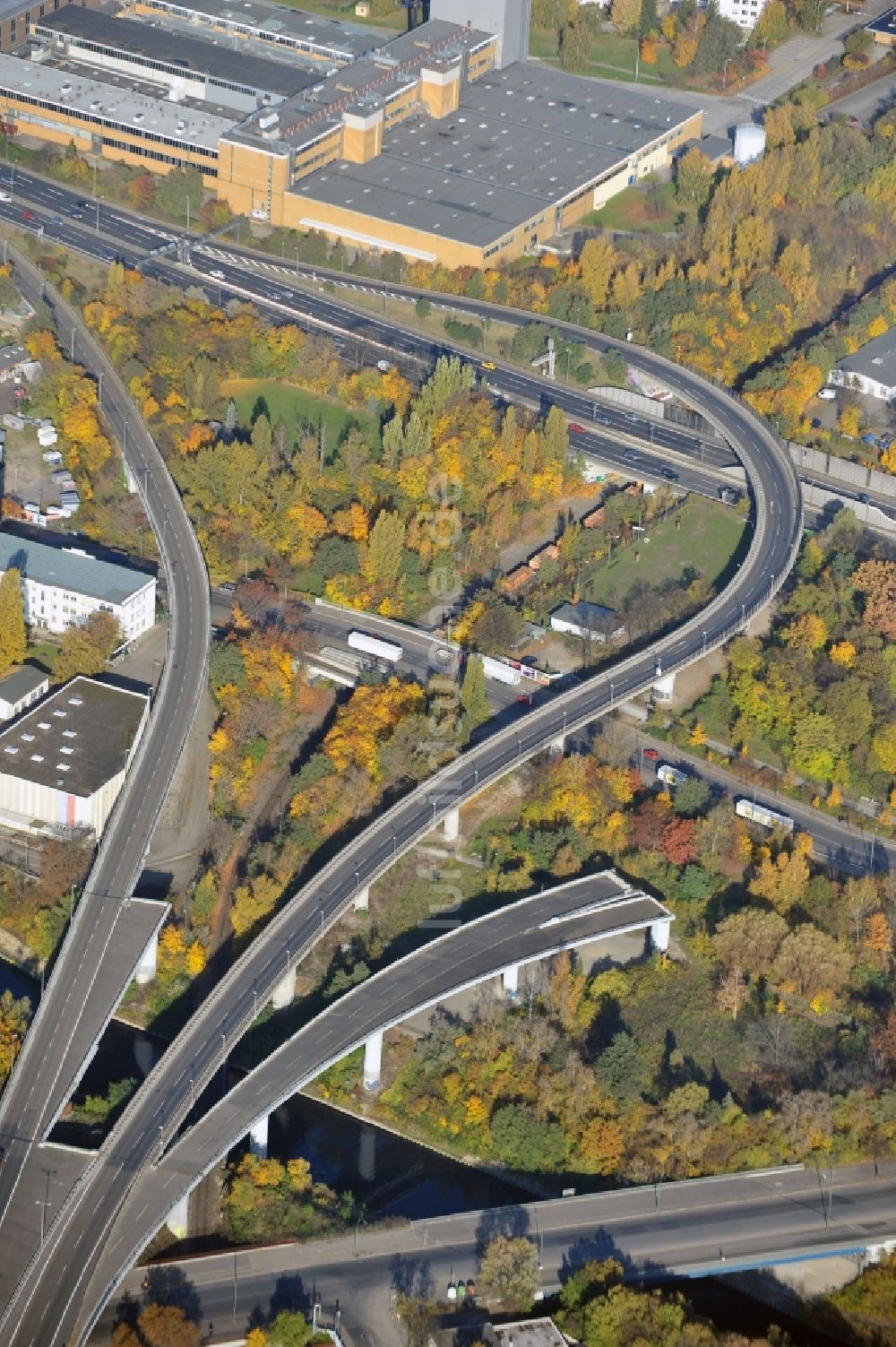 Luftaufnahme Berlin - Unvollendete Autobahn A100 in Berlin-Tempelhof