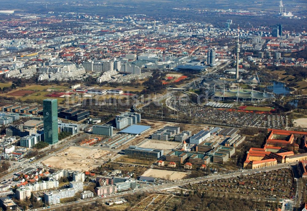 München aus der Vogelperspektive: Uptown Hochhaus des Firmensitzes der Telefonica Germany und der Astellas Pharma GmbH am Georg-Brauchle-Ring in München im Bundesland Bayern