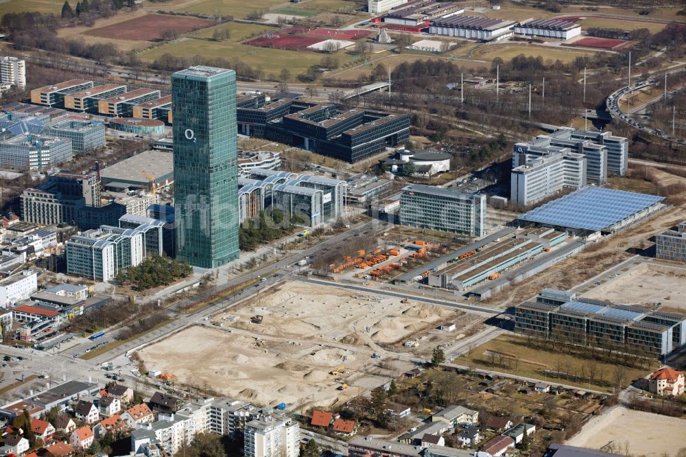 München von oben - Uptown Hochhaus des Firmensitzes der Telefonica Germany und der Astellas Pharma GmbH am Georg-Brauchle-Ring in München im Bundesland Bayern