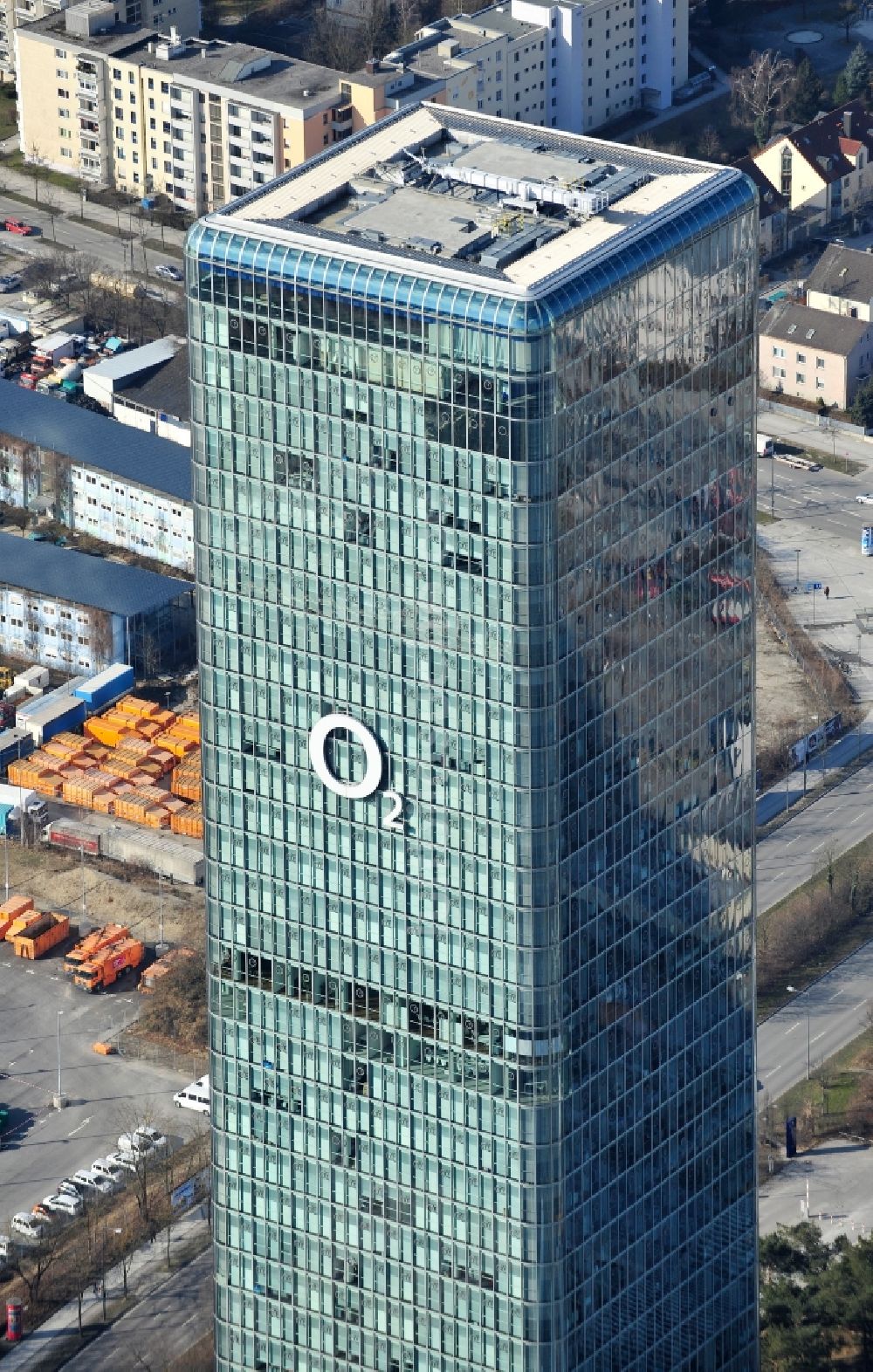 München von oben - Uptown O2 - Hochhaus am Georg-Brauchle-Ring im Stadtteil Moosach in München im Bundesland Bayern