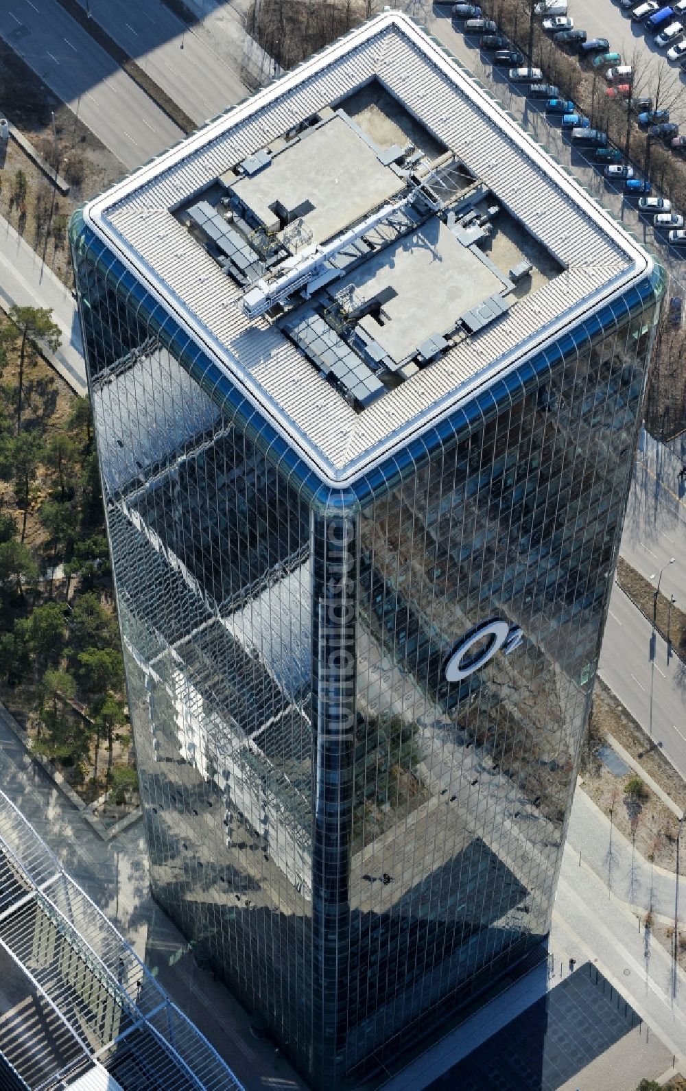 München von oben - Uptown O2 - Hochhaus am Georg-Brauchle-Ring im Stadtteil Moosach in München im Bundesland Bayern