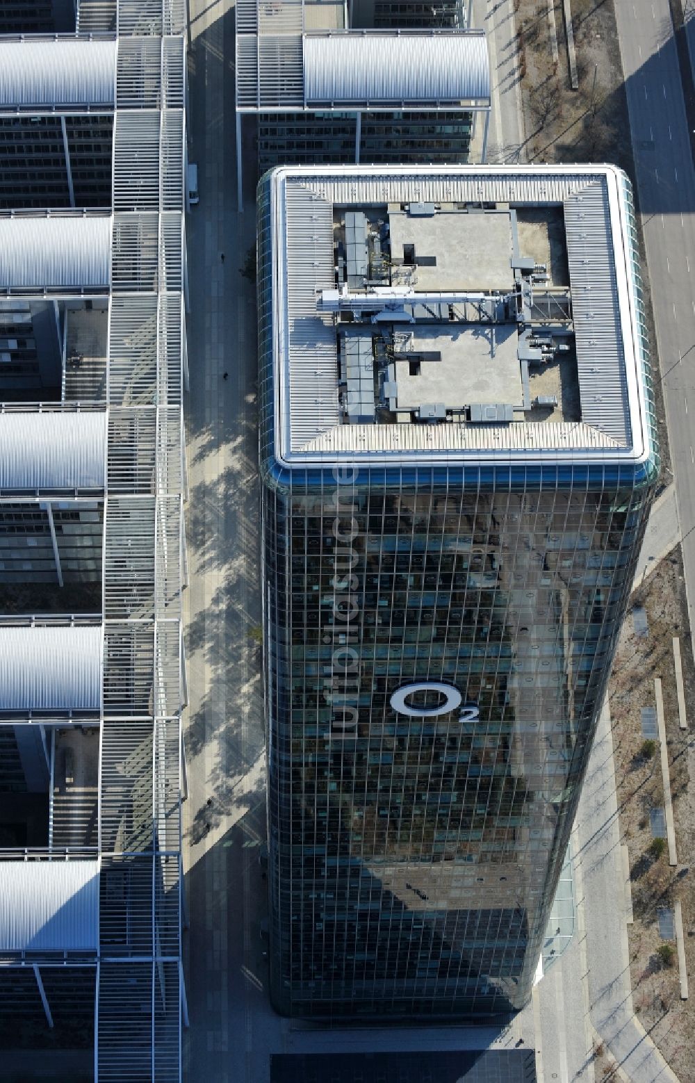 München aus der Vogelperspektive: Uptown O2 - Hochhaus am Georg-Brauchle-Ring im Stadtteil Moosach in München im Bundesland Bayern