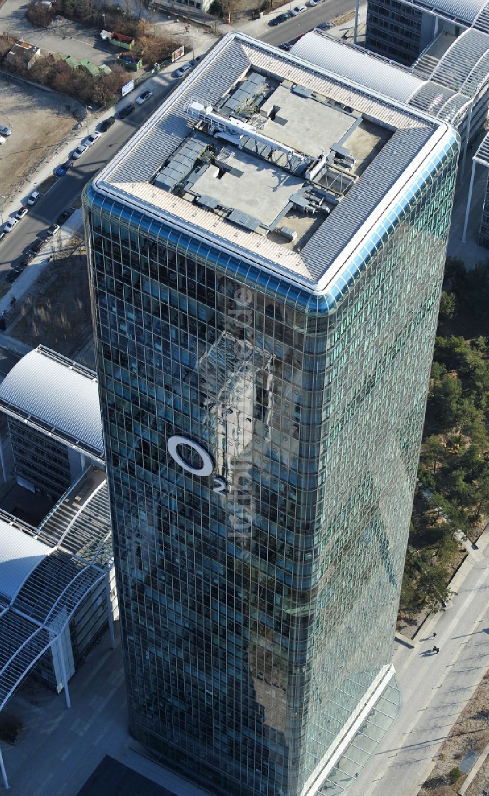 Luftbild München - Uptown O2 - Hochhaus am Georg-Brauchle-Ring im Stadtteil Moosach in München im Bundesland Bayern