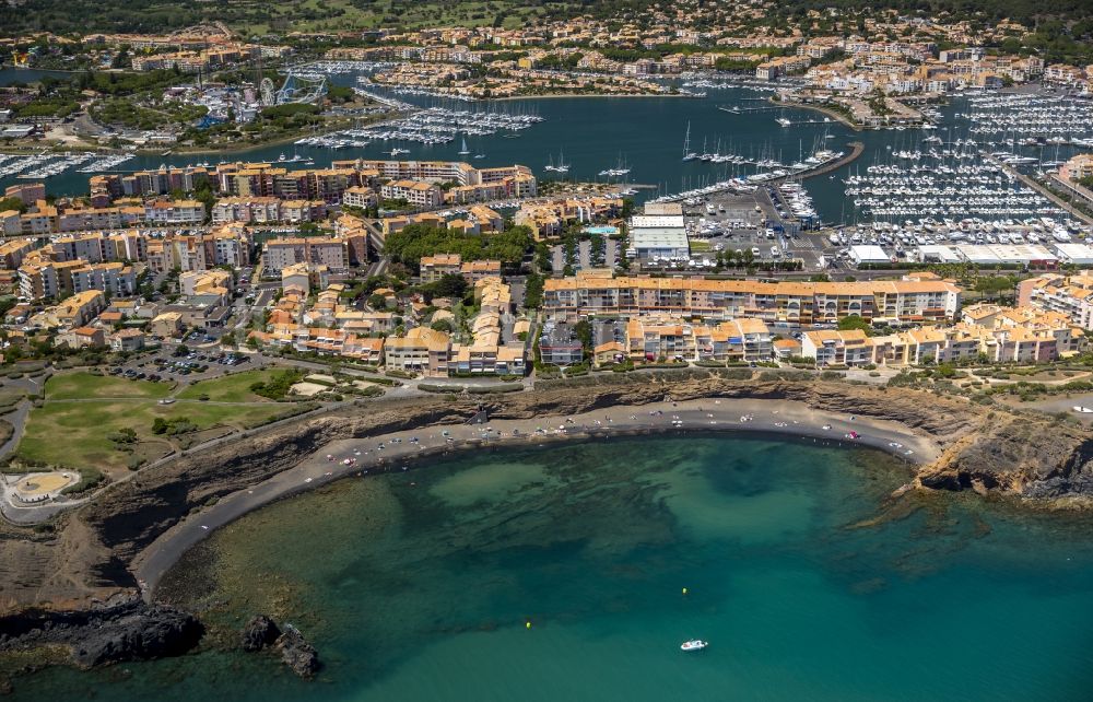 Agde von oben - Urlauber am Steilküstenstrand in Agde in Frankreich