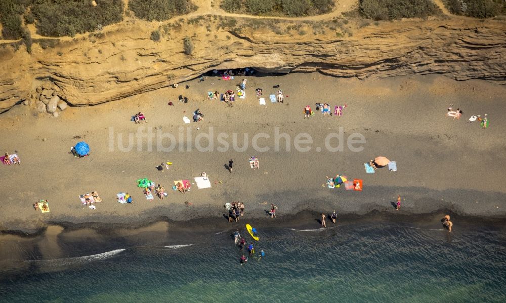 Agde von oben - Urlauber am Steilküstenstrand in Agde in Frankreich